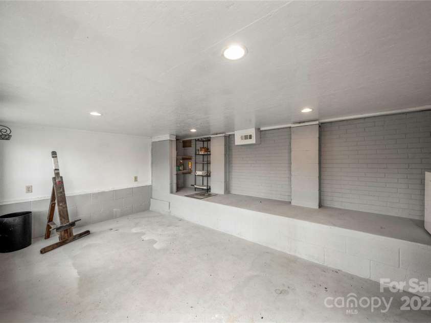 513 Paradise Circle, Belmont, NC 28012.  MLS# CAR4219509, YatesRealty ID 11053. Heated and cooled lower level space overlooking the lake and rear yard.