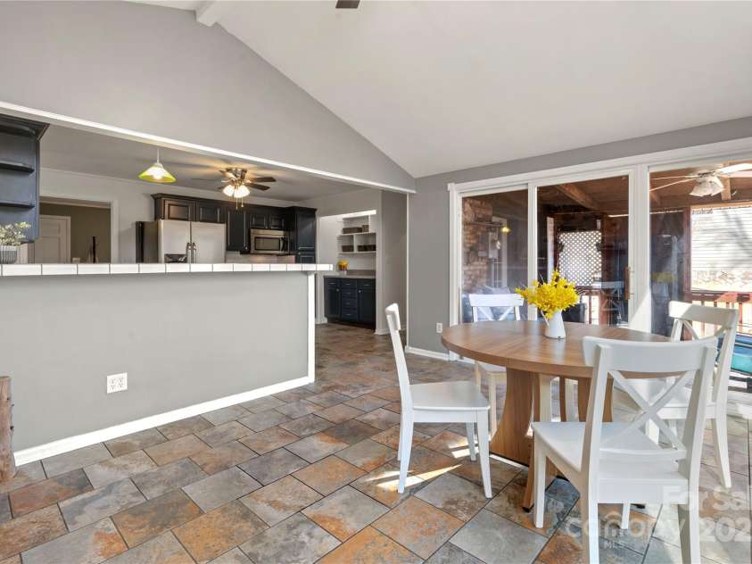 513 Paradise Circle, Belmont, NC 28012.  MLS# CAR4219509, YatesRealty ID 11053. Keeping room on the back of the home overlooking the lake