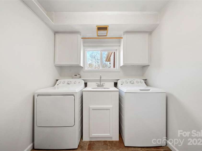513 Paradise Circle, Belmont, NC 28012.  MLS# CAR4219509, YatesRealty ID 11053. Laundry with sink and cabinetry on main floor
