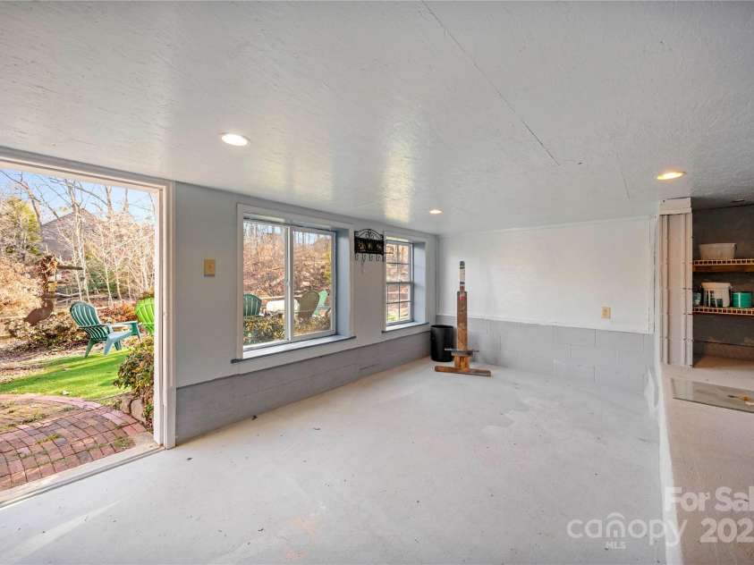 513 Paradise Circle, Belmont, NC 28012.  MLS# CAR4219509, YatesRealty ID 11053. Lower level heated and cooled space - great detached office or studio space (not in HLA)