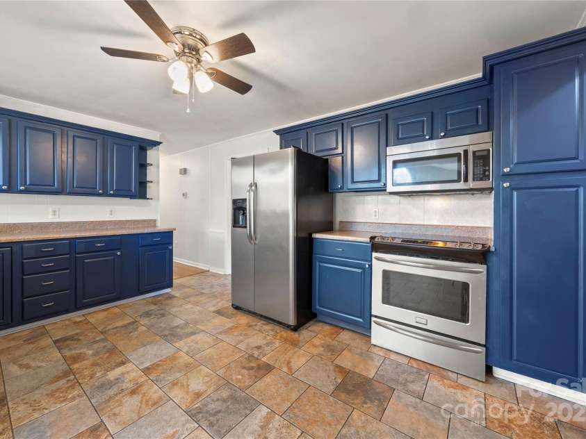 513 Paradise Circle, Belmont, NC 28012.  MLS# CAR4219509, YatesRealty ID 11053. Raised panel cabinetry and stainless steel appliances