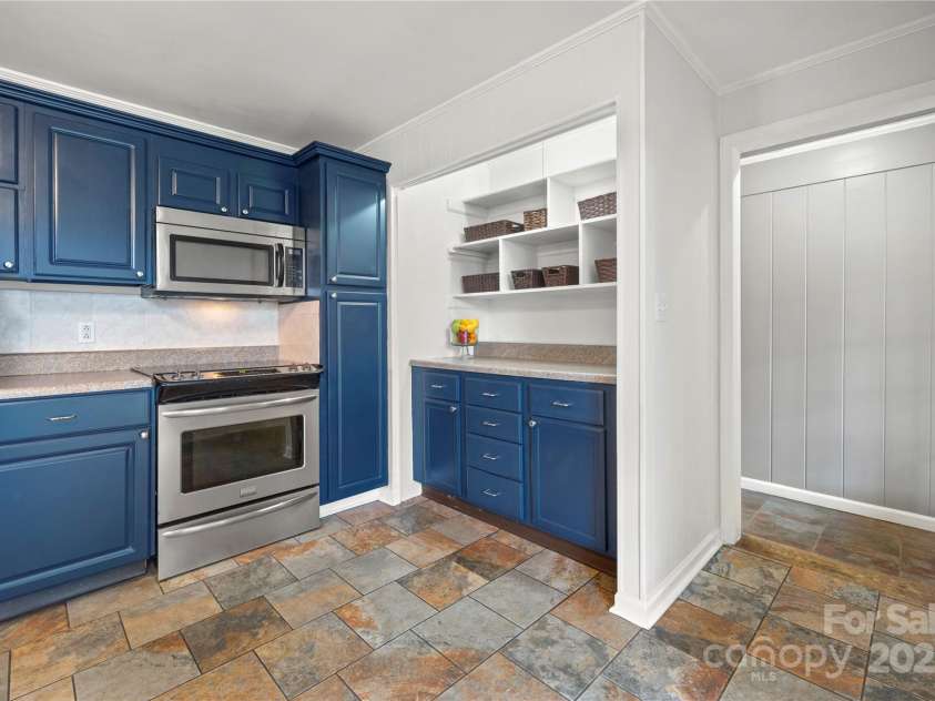 513 Paradise Circle, Belmont, NC 28012.  MLS# CAR4219509, YatesRealty ID 11053. Spacious kitchen with built ins