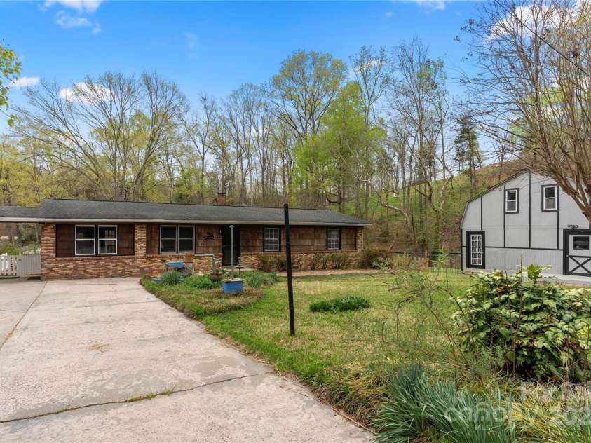 513 Paradise Circle, Belmont, NC 28012.  MLS# CAR4219509, YatesRealty ID 11053. Waterfront home with large dock and room to entertain - No HOA, No rental restrictions, county only taxes