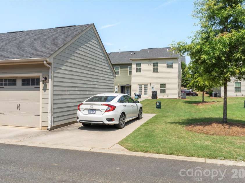 2023 Sage Park Drive, Charlotte, NC 28217.  MLS# CAR4399356, YatesRealty ID 11055. 