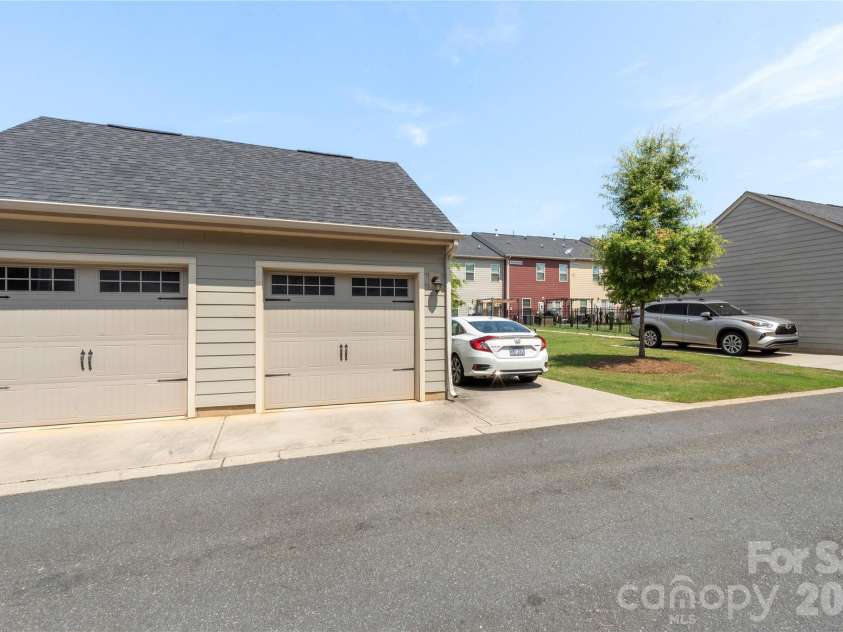 2023 Sage Park Drive, Charlotte, NC 28217.  MLS# CAR4399356, YatesRealty ID 11055. 