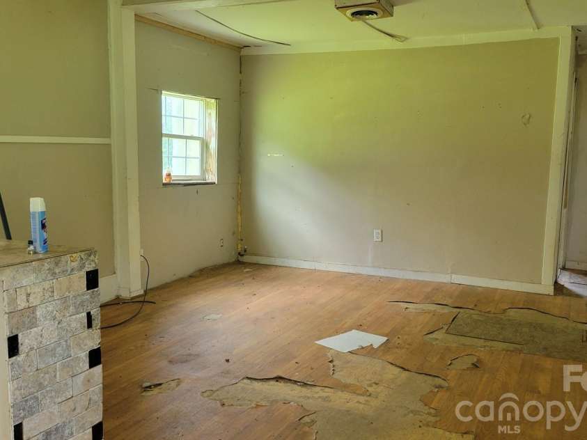 1672 Riverview Road, Lincolnton, NC 28092.  MLS# CAR4271400, YatesRealty ID 11056. Dining-living area