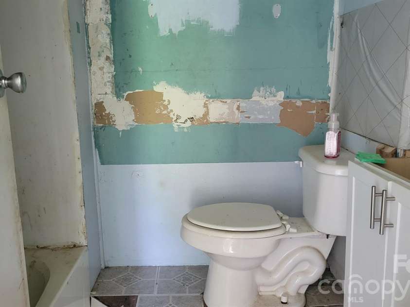 1672 Riverview Road, Lincolnton, NC 28092.  MLS# CAR4271400, YatesRealty ID 11056. Full bath