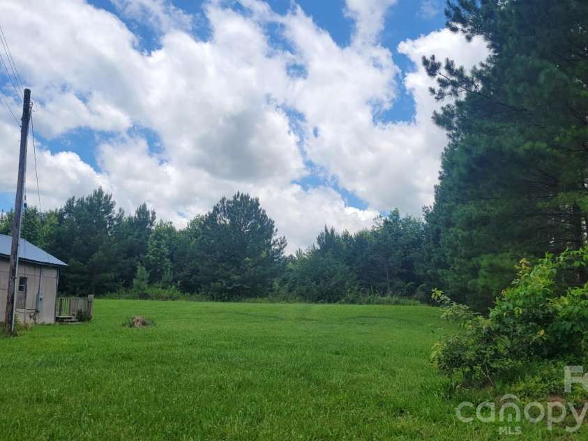 1672 Riverview Road, Lincolnton, NC 28092.  MLS# CAR4271400, YatesRealty ID 11056. Right side yard 