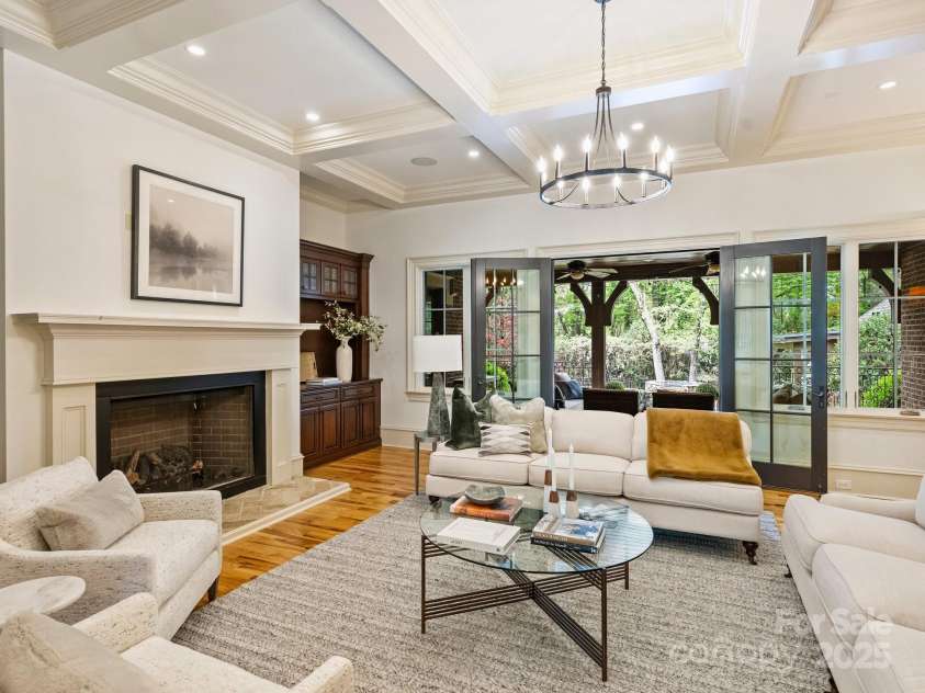 4400 Sharon View Road, Charlotte, NC 28226.  MLS# CAR4243534, YatesRealty ID 11056. Great Room off Kitchen