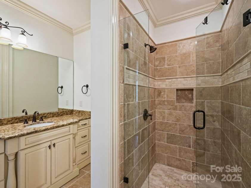 4400 Sharon View Road, Charlotte, NC 28226.  MLS# CAR4243534, YatesRealty ID 11056. Guest Suite bath