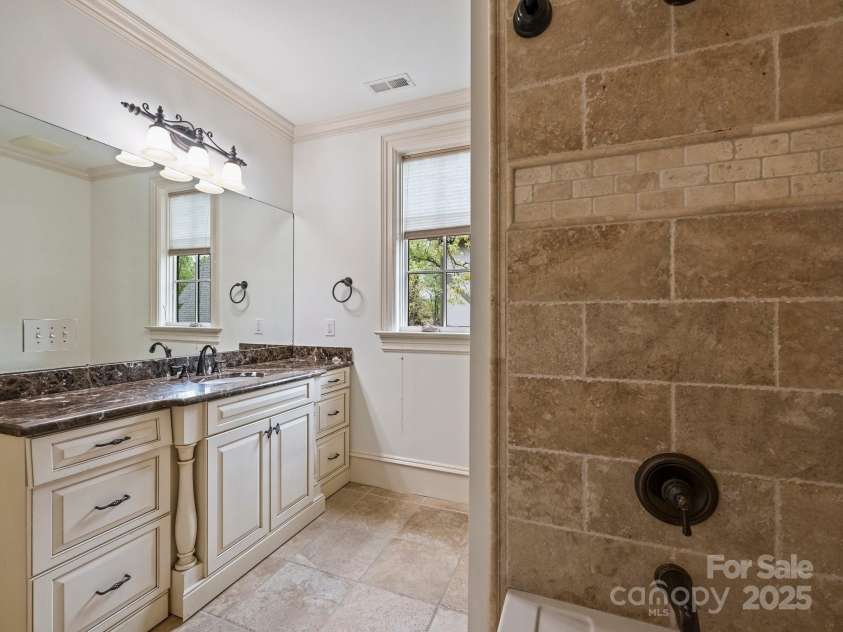 4400 Sharon View Road, Charlotte, NC 28226.  MLS# CAR4243534, YatesRealty ID 11056. Guest Suite Bath