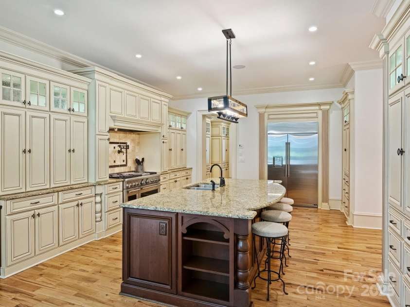 4400 Sharon View Road, Charlotte, NC 28226.  MLS# CAR4243534, YatesRealty ID 11056. Kitchen