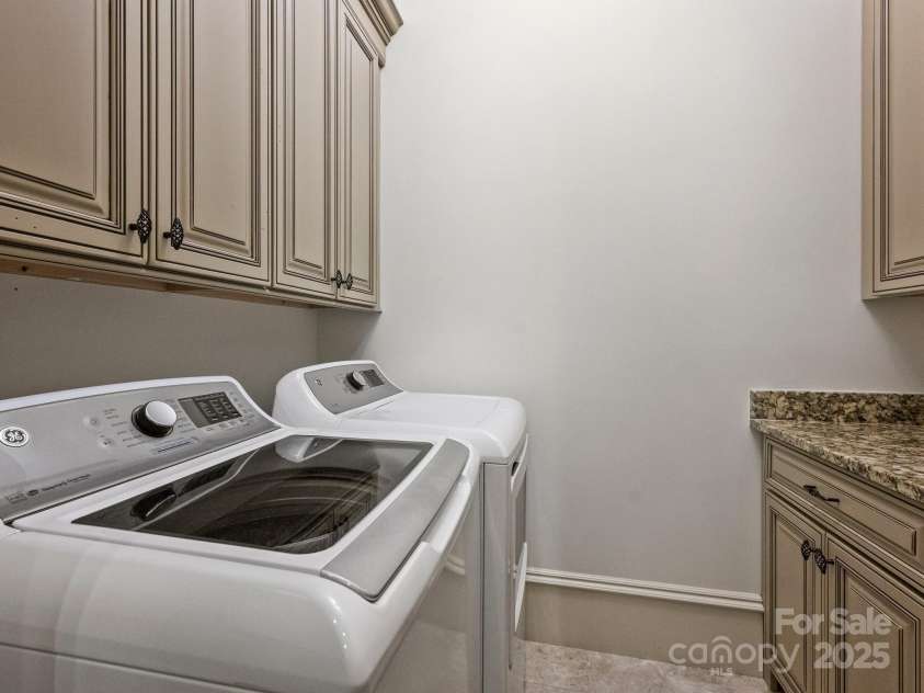 4400 Sharon View Road, Charlotte, NC 28226.  MLS# CAR4243534, YatesRealty ID 11056. Laundry off primary suite