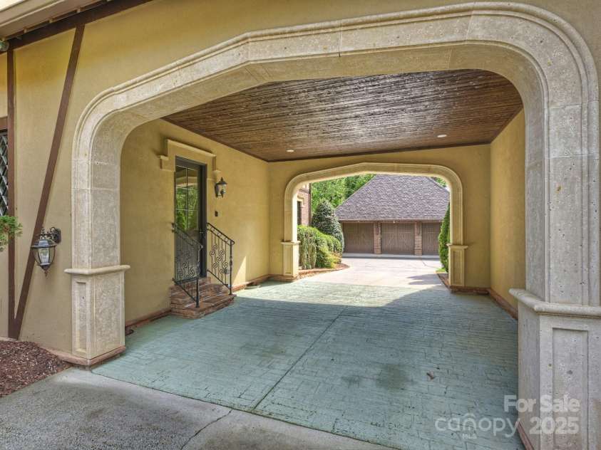 4400 Sharon View Road, Charlotte, NC 28226.  MLS# CAR4243534, YatesRealty ID 11056. Porte-cochere