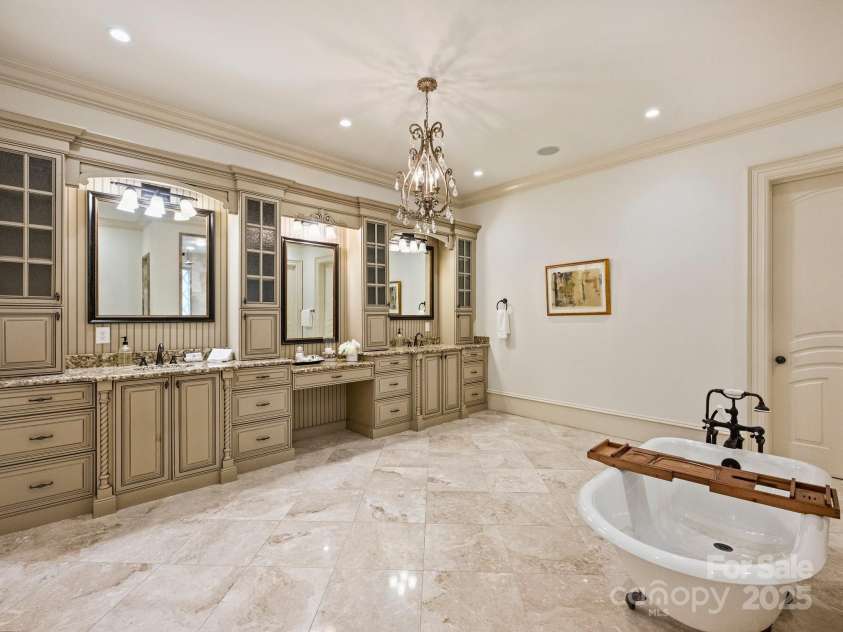 4400 Sharon View Road, Charlotte, NC 28226.  MLS# CAR4243534, YatesRealty ID 11056. Primary Bath