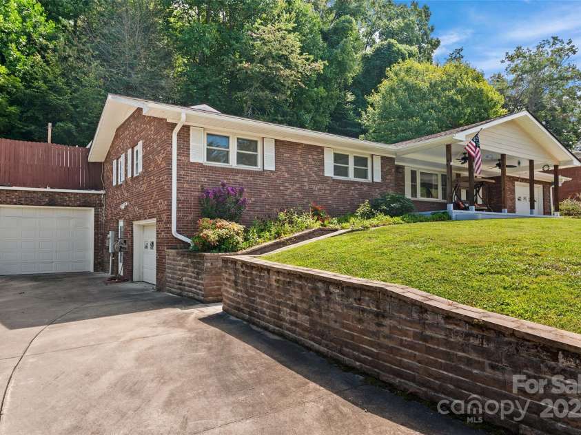 121 Auburn Park Drive, Waynesville, NC 28786.  MLS# CAR4180555, YatesRealty ID 1106. 