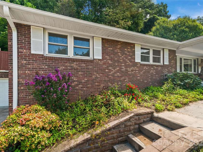 121 Auburn Park Drive, Waynesville, NC 28786.  MLS# CAR4180555, YatesRealty ID 1106. 