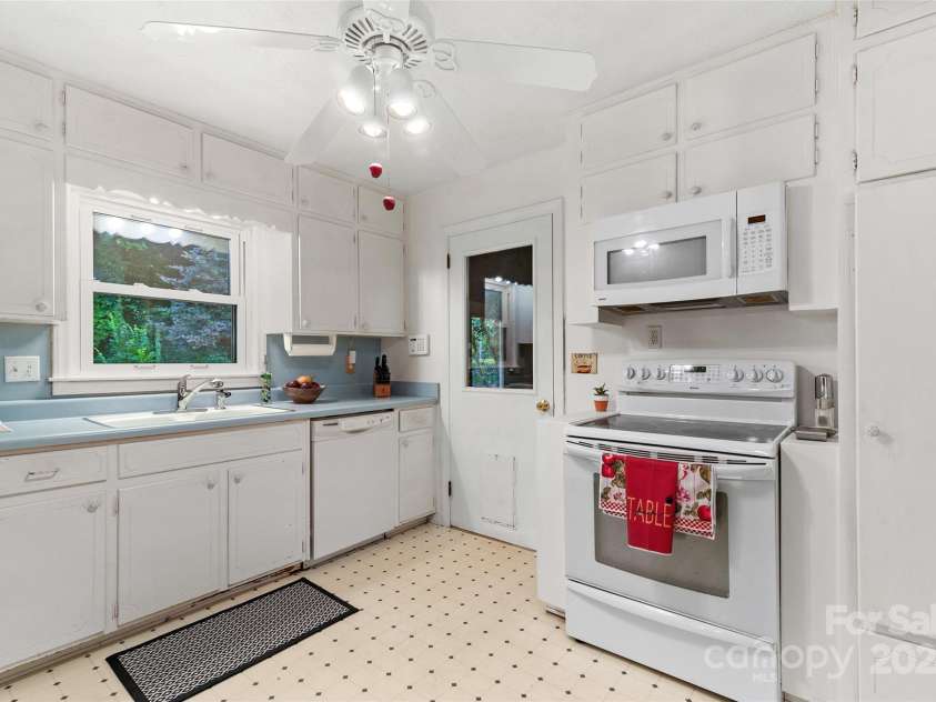 121 Auburn Park Drive, Waynesville, NC 28786.  MLS# CAR4180555, YatesRealty ID 1106. 