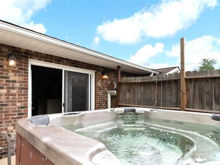 121 Auburn Park Drive, Waynesville, NC 28786.  MLS# CAR4180555, YatesRealty ID 1106. 