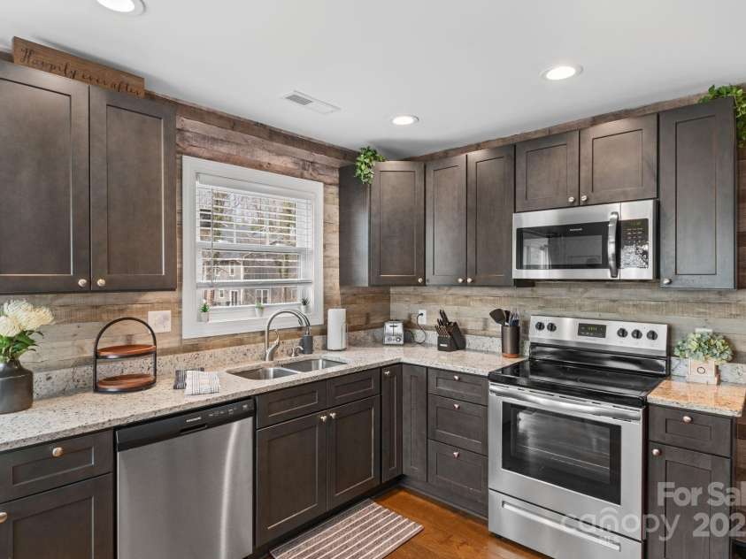 311 Jenna Clare Lane, Asheville, NC 28803.  MLS# CAR4228649, YatesRealty ID 11060. 