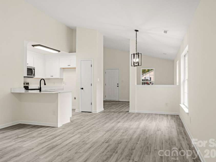 6123 Mcintyre Ridge Drive, Charlotte, NC 28216.  MLS# CAR4360657, YatesRealty ID 11060. 