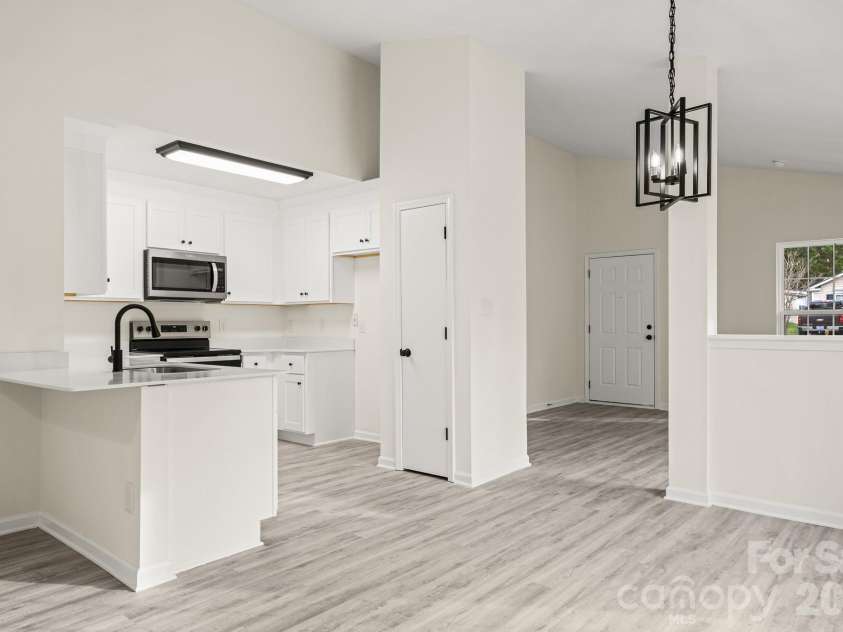 6123 Mcintyre Ridge Drive, Charlotte, NC 28216.  MLS# CAR4360657, YatesRealty ID 11060. 