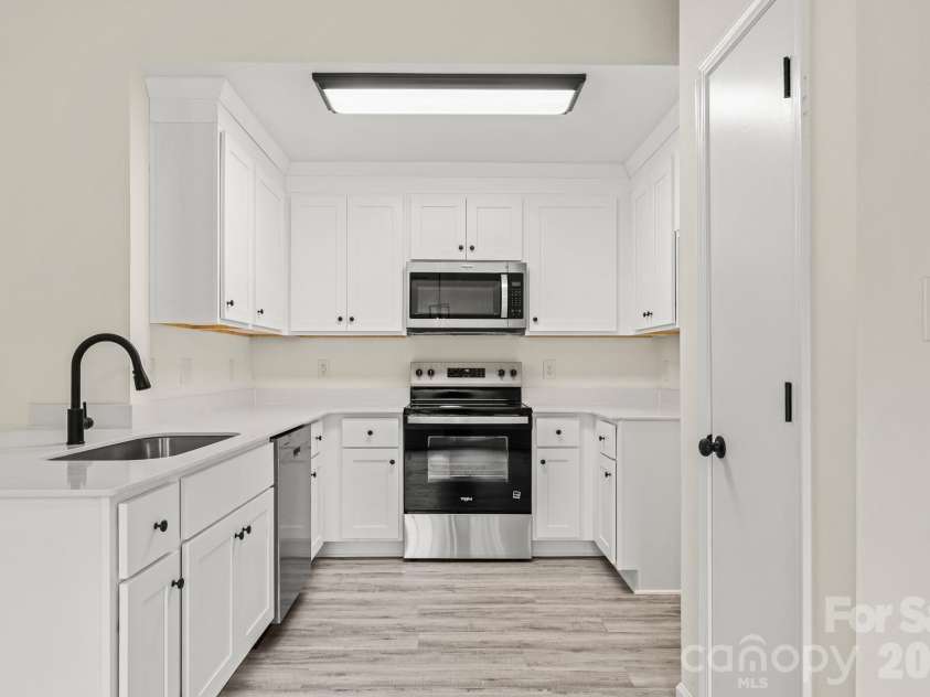 6123 Mcintyre Ridge Drive, Charlotte, NC 28216.  MLS# CAR4360657, YatesRealty ID 11060. 