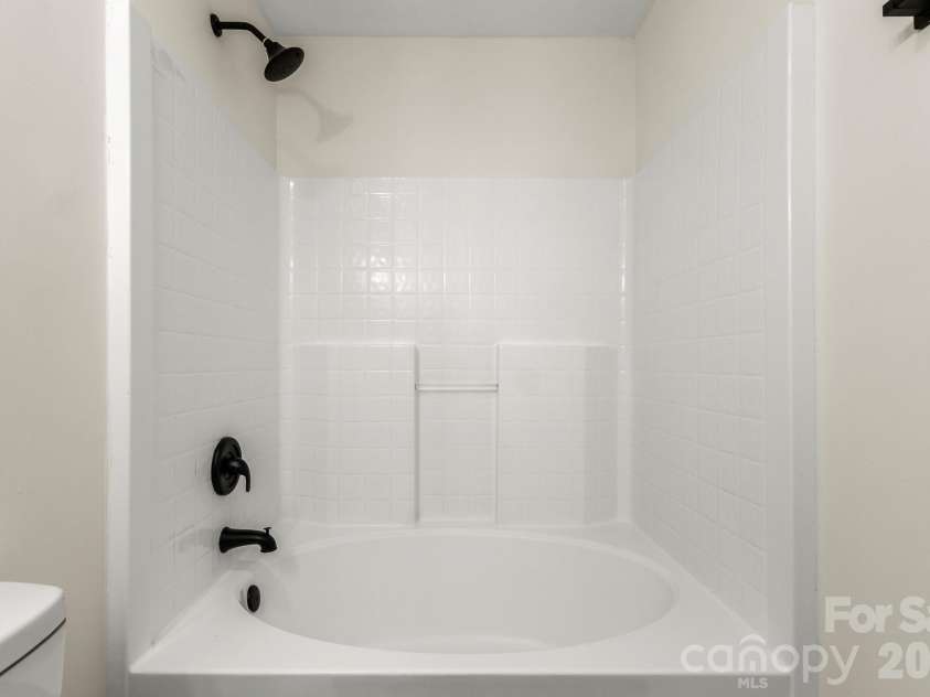 6123 Mcintyre Ridge Drive, Charlotte, NC 28216.  MLS# CAR4360657, YatesRealty ID 11060. 