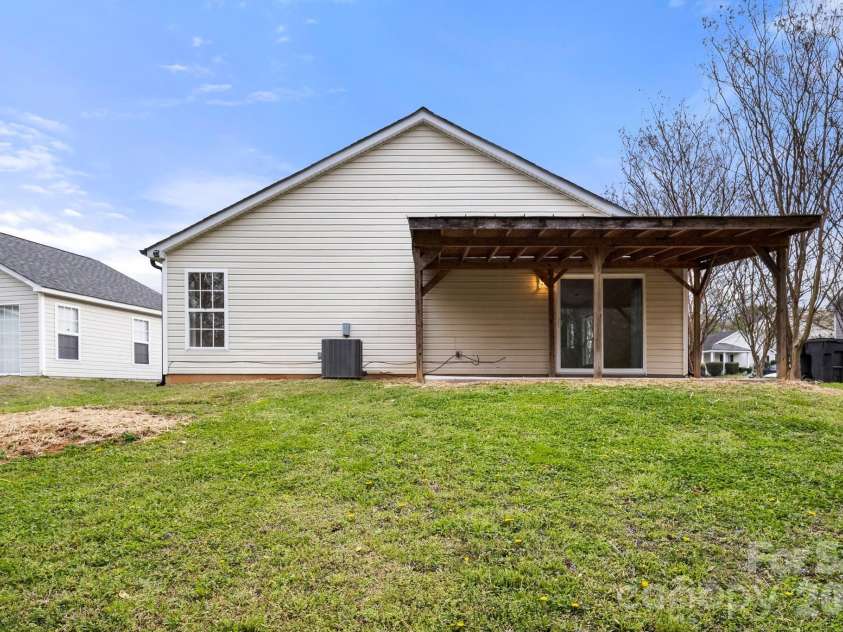 6123 Mcintyre Ridge Drive, Charlotte, NC 28216.  MLS# CAR4360657, YatesRealty ID 11060. 