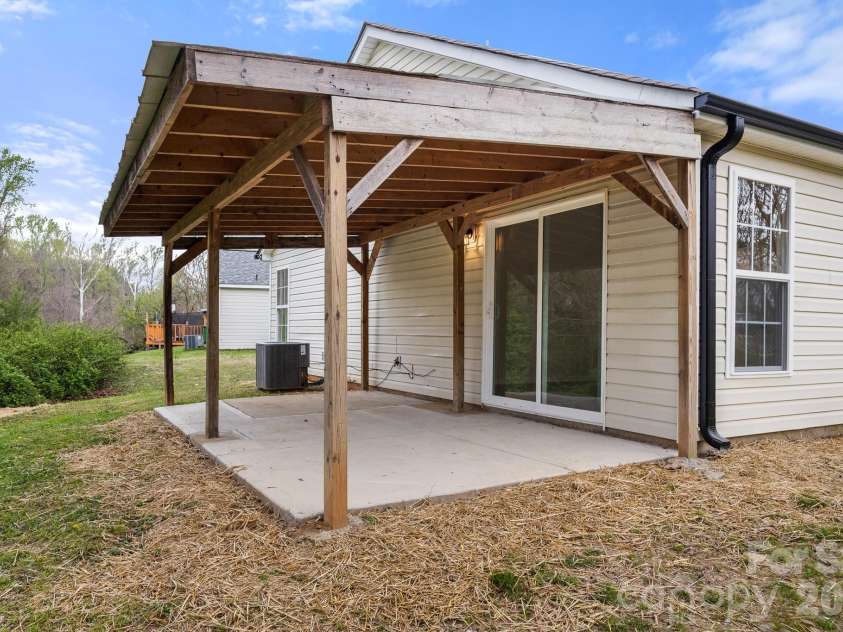 6123 Mcintyre Ridge Drive, Charlotte, NC 28216.  MLS# CAR4360657, YatesRealty ID 11060. 