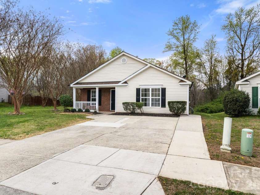 6123 Mcintyre Ridge Drive, Charlotte, NC 28216.  MLS# CAR4360657, YatesRealty ID 11060. 