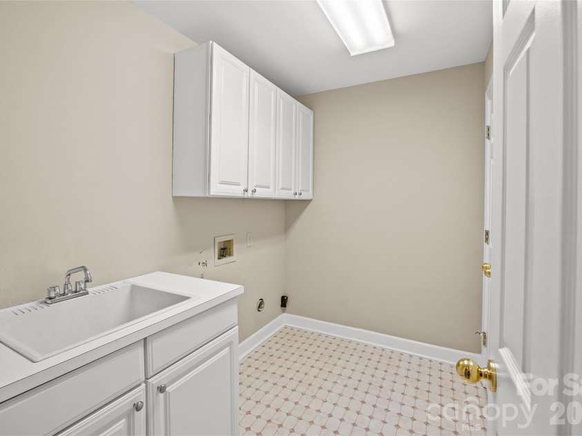 6029 Sharon Road, Charlotte, NC 28210.  MLS# CAR4336435, YatesRealty ID 11063. 