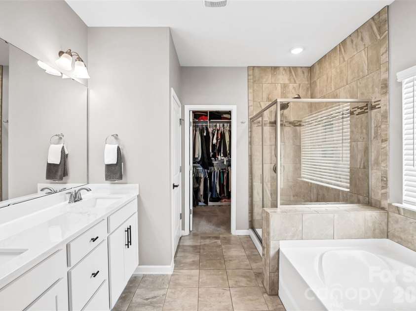 2315 Verde Creek Road, Charlotte, NC 28214.  MLS# CAR4362048, YatesRealty ID 11064. 