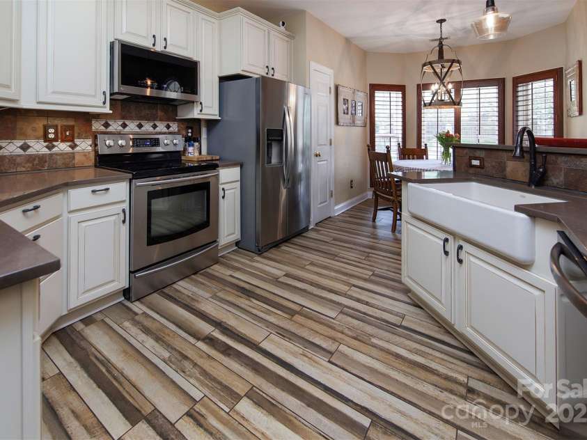 212 Horn Tassel Court, Indian Trail, NC 28079.  MLS# CAR4244678, YatesRealty ID 11066. Perfectly designed kitchen with stainless appliances and eat in area!