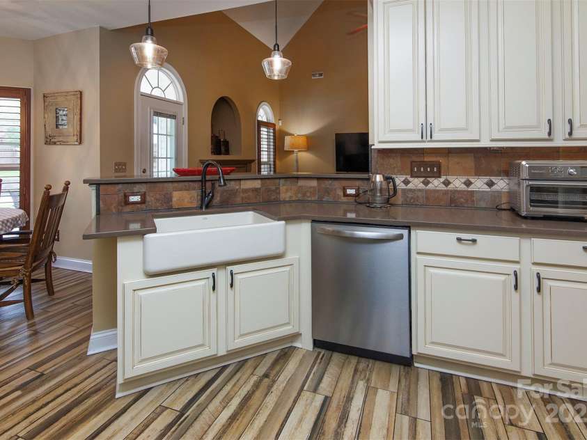 212 Horn Tassel Court, Indian Trail, NC 28079.  MLS# CAR4244678, YatesRealty ID 11066. Pretty farmhouse sink!
