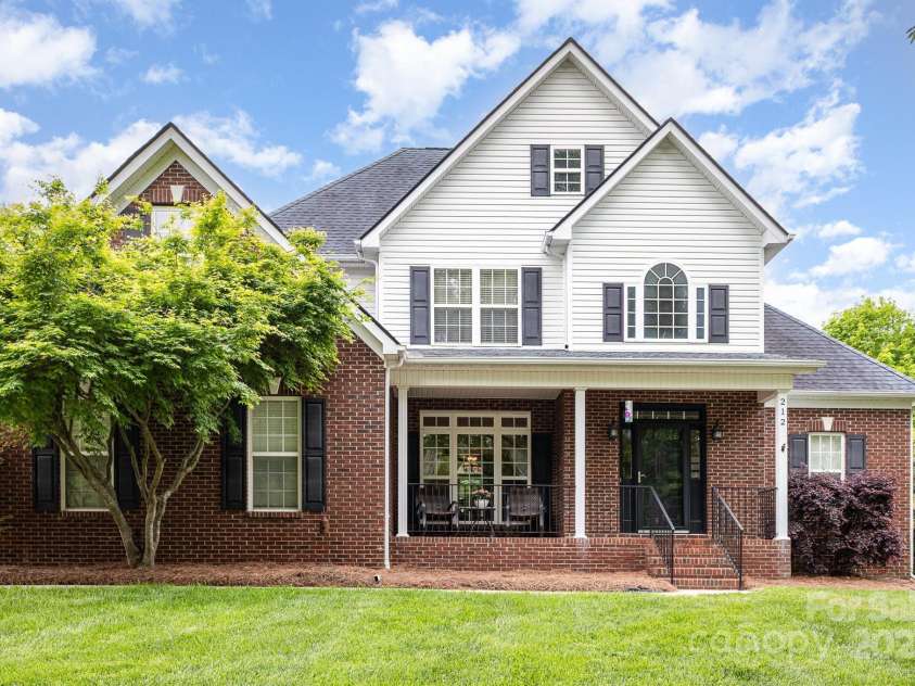 212 Horn Tassel Court, Indian Trail, NC 28079.  MLS# CAR4244678, YatesRealty ID 11066. Welcome to 212 Horn Tassel Court! Located in Union County, this home is situated on a double cul-de-sac. The home has an exterior that is a combination of brick and vinyl siding and features pretty landscaping and