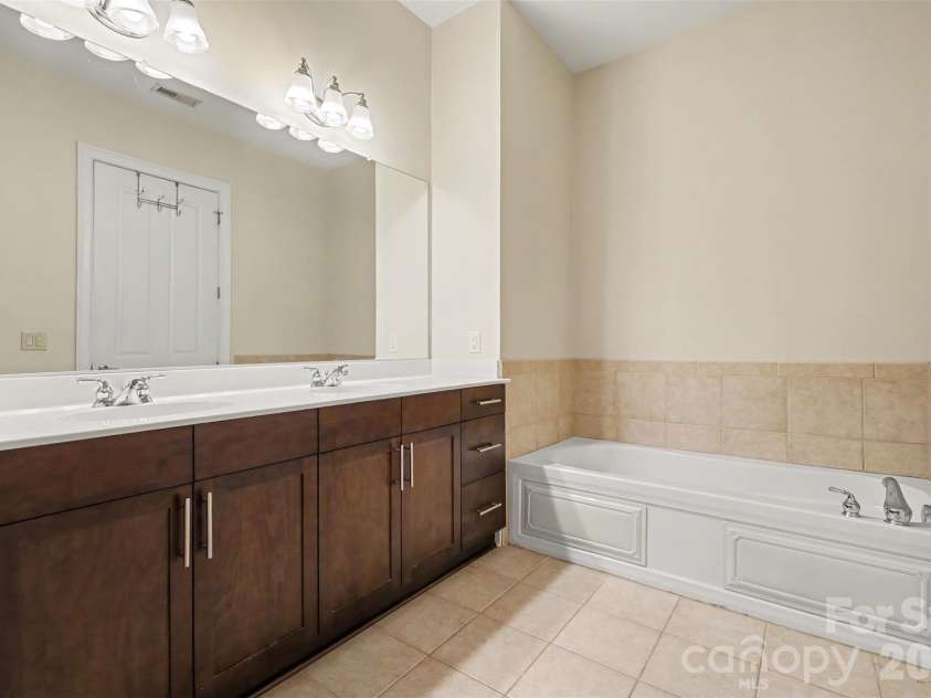 5425 Closeburn Road, Charlotte, NC 28210.  MLS# CAR4363801, YatesRealty ID 11067. 