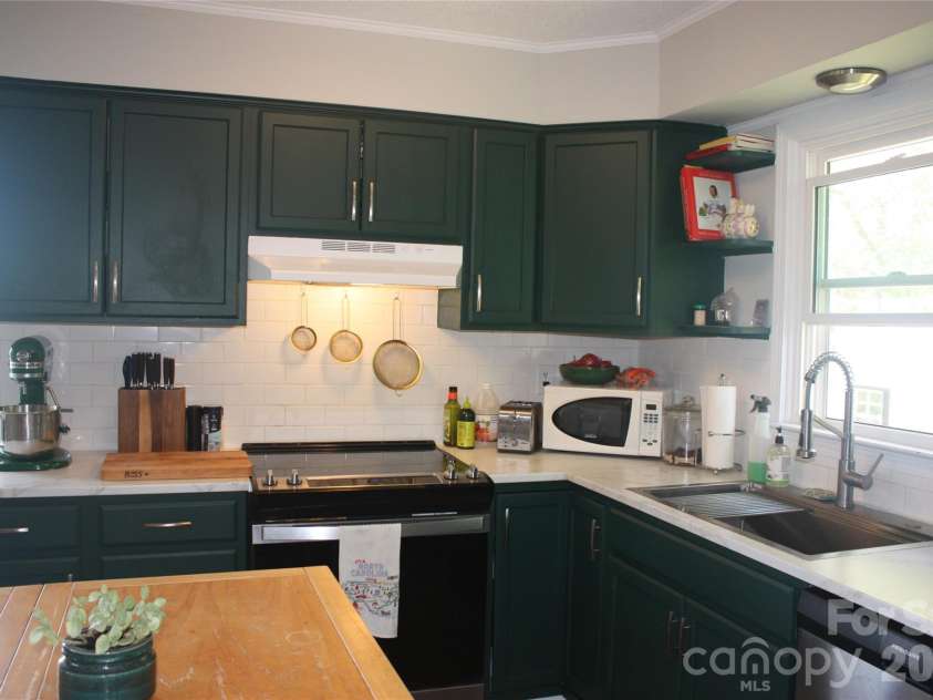 191 Celeste Eufola Road, Statesville, NC 28677.  MLS# CAR4365990, YatesRealty ID 11072. Kitchen