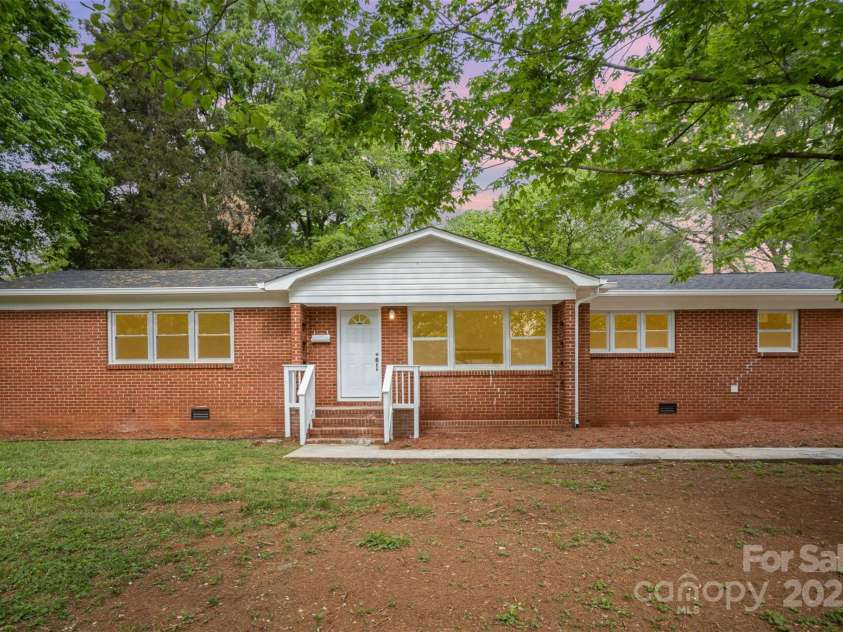 4921 Churchill Drive, Charlotte, NC 28269.  MLS# CAR4248426, YatesRealty ID 11074. 