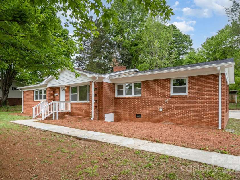 4921 Churchill Drive, Charlotte, NC 28269.  MLS# CAR4248426, YatesRealty ID 11074. 