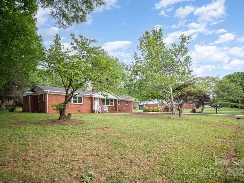 4921 Churchill Drive, Charlotte, NC 28269.  MLS# CAR4248426, YatesRealty ID 11074. 