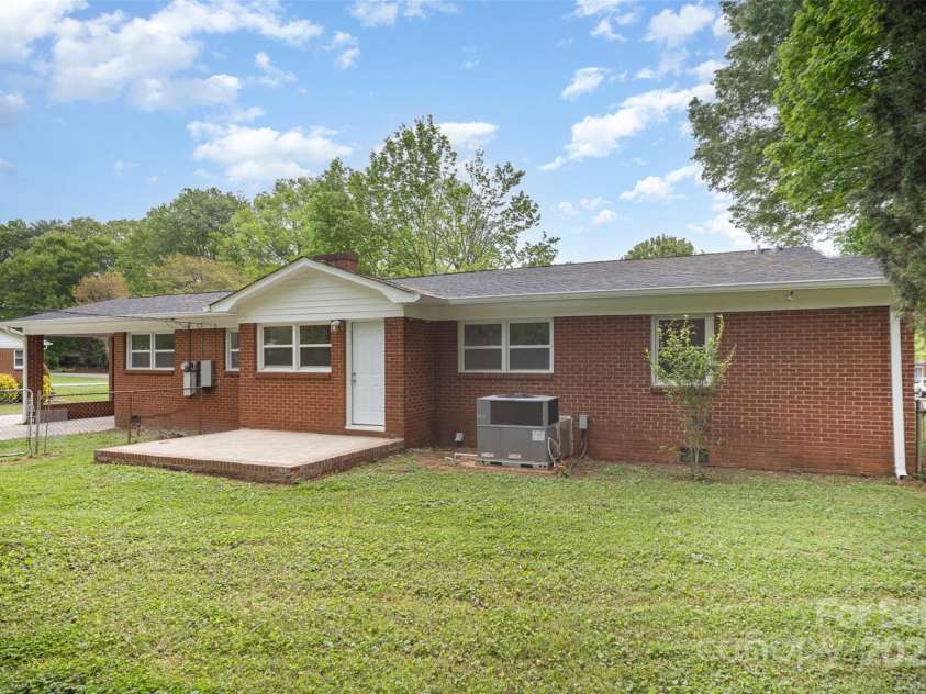 4921 Churchill Drive, Charlotte, NC 28269.  MLS# CAR4248426, YatesRealty ID 11074. 