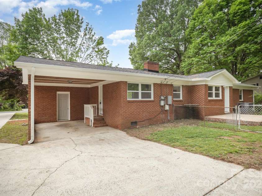 4921 Churchill Drive, Charlotte, NC 28269.  MLS# CAR4248426, YatesRealty ID 11074. 