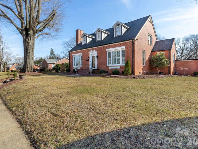 813 Mountain Street, Kings Mountain, NC 28086.  MLS# CAR4346907, YatesRealty ID 11074. 