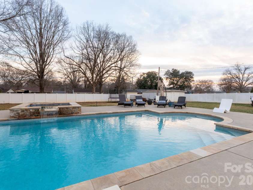 813 Mountain Street, Kings Mountain, NC 28086.  MLS# CAR4346907, YatesRealty ID 11074. 