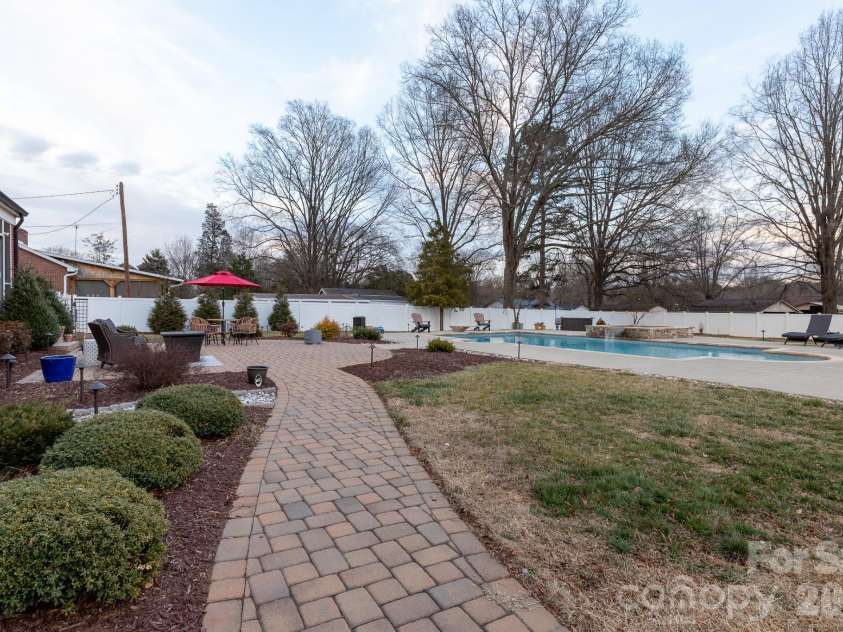 813 Mountain Street, Kings Mountain, NC 28086.  MLS# CAR4346907, YatesRealty ID 11074. 