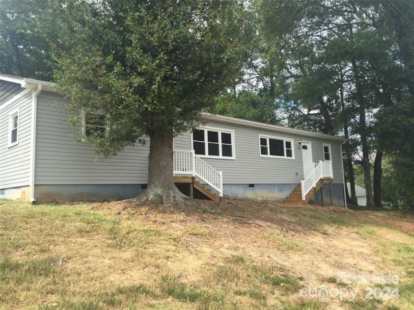 414 Wilkins Street, Dallas, NC 28034.  MLS# CAR4158663, YatesRealty ID 11075. Front of N Spargo