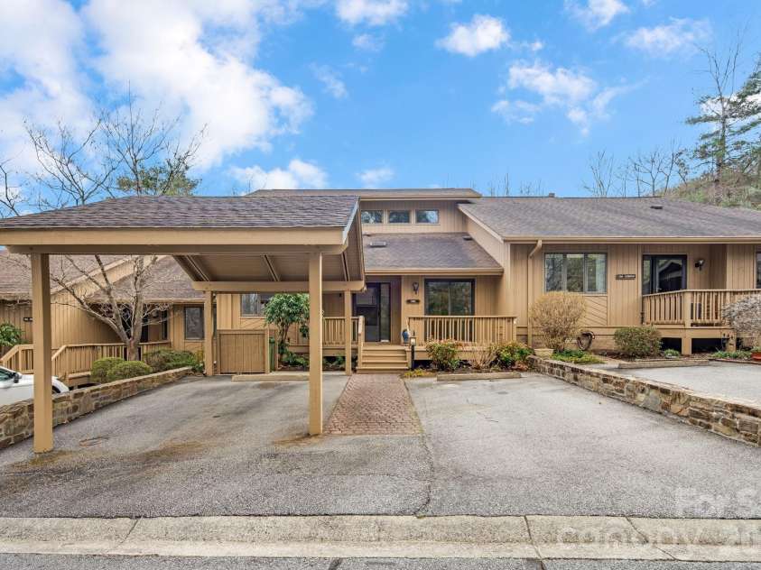 1104 Red Oak Drive, Hendersonville, NC 28791.  MLS# CAR4354614, YatesRealty ID 11078. 