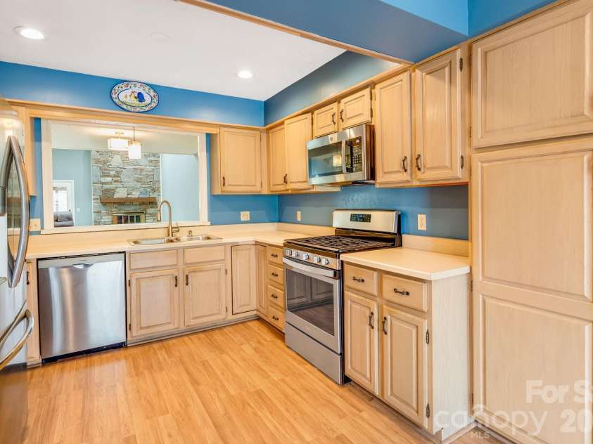 1104 Red Oak Drive, Hendersonville, NC 28791.  MLS# CAR4354614, YatesRealty ID 11078. 