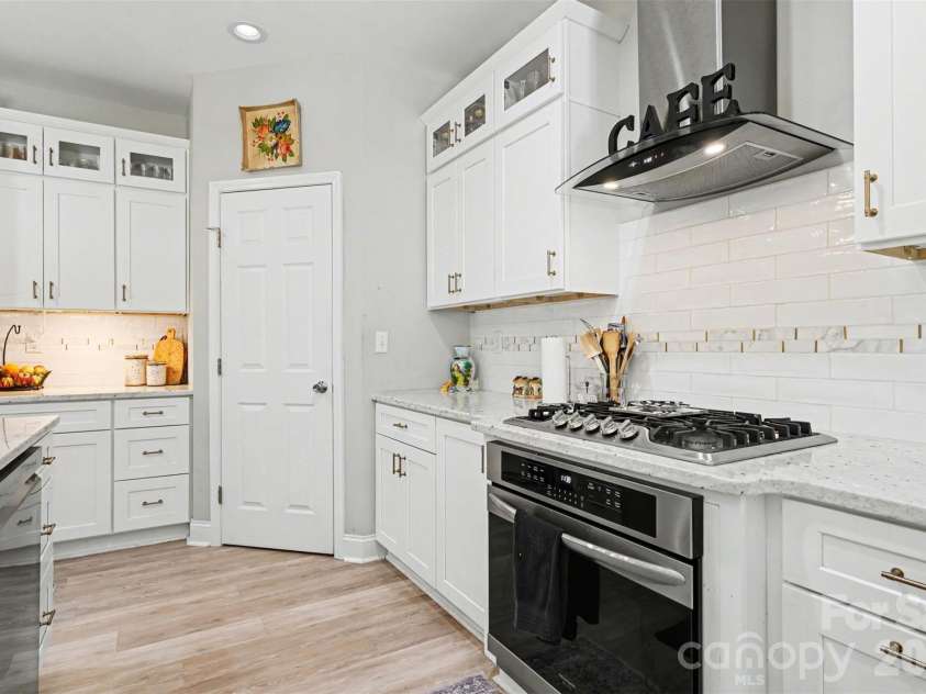 820 Sunset Pointe Drive, Salisbury, NC 28146.  MLS# CAR4363663, YatesRealty ID 11080. Gast Stove Top and Electric Range